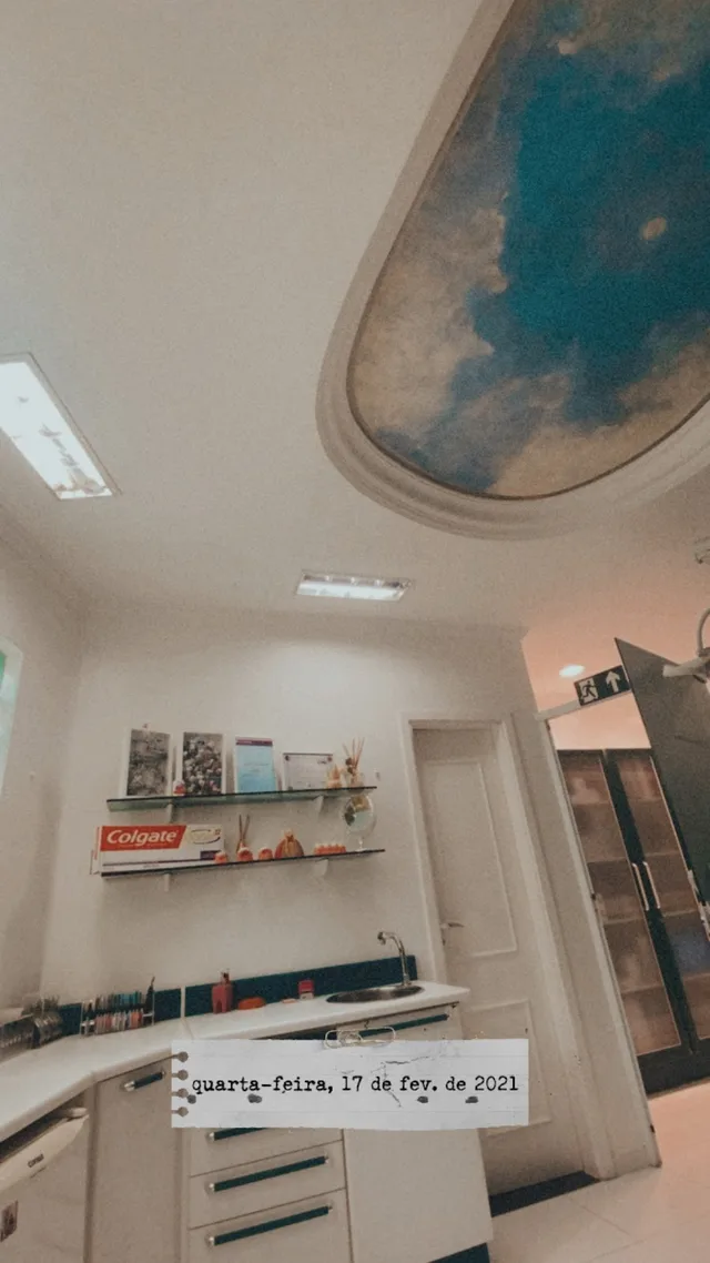 Consultório com bancada branca e teto decorado