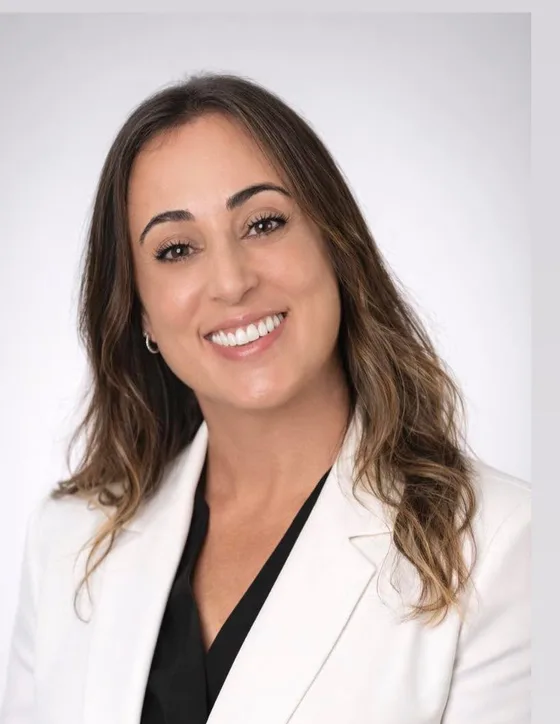 Dra. Bárbara Garcia sorrindo, de jaleco branco