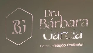 Letreiro com o monograma BG dentro de um hexágono e o nome Dra. Bárbara Garcia